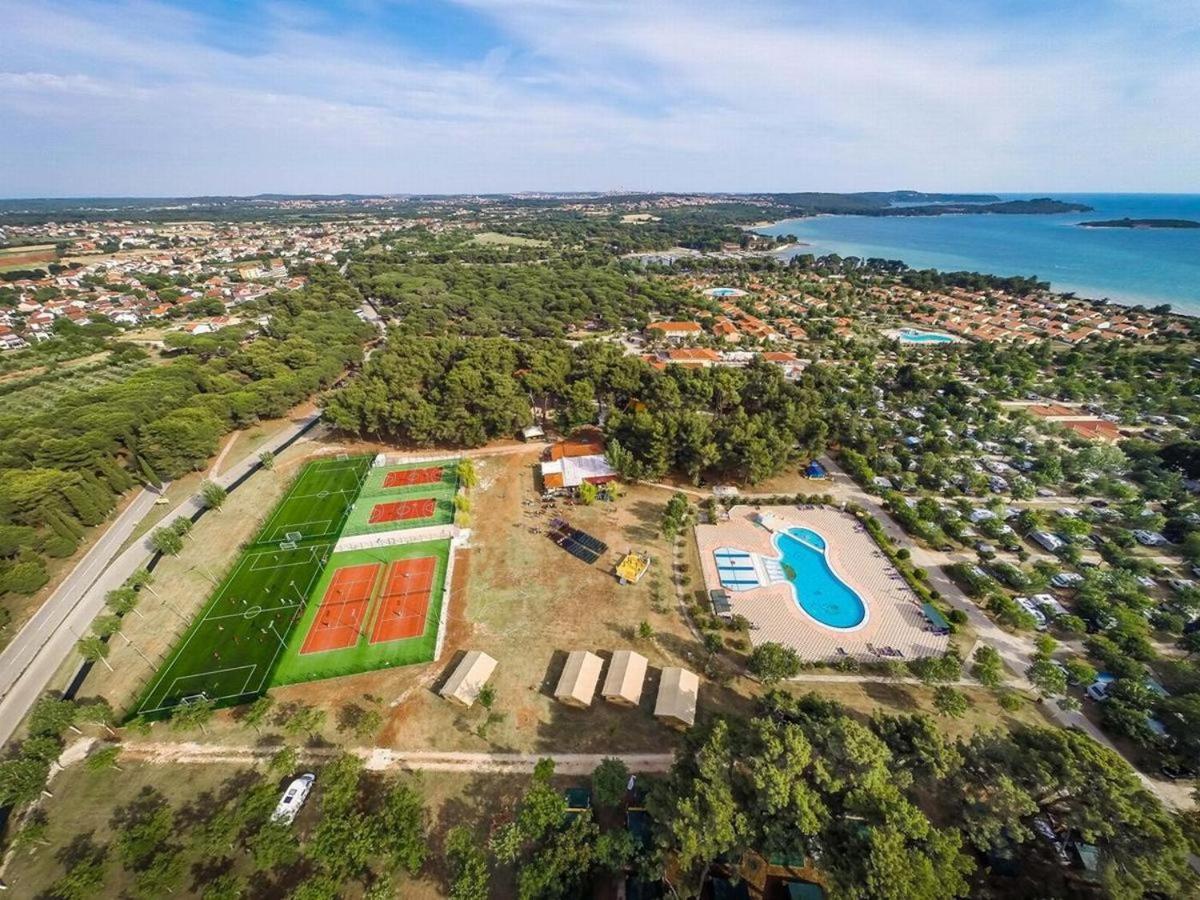 Lux Camp - Mobile Homes In Bi Village Fažana Exterior foto